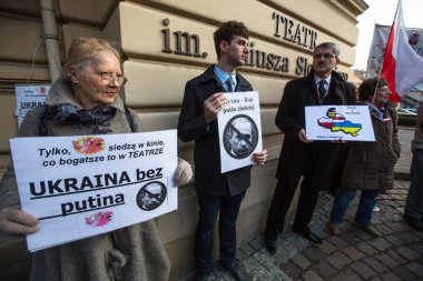 Krakow, Polonya - mar 9, 2014: kimliği belirsiz katılımcıları karşı Kırım ' Rus askerlerinin getirerek krakow opera yakınındaki protesto sırasında. Posterler: Ukrayna putin ve putin - hırsız.
