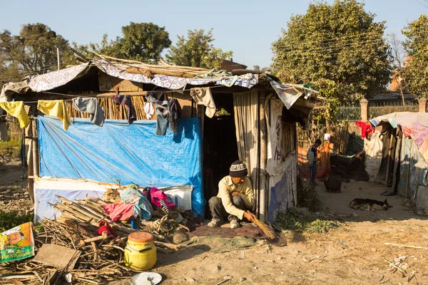 Persone povere vicino alle loro case nei bassifondi di Tripureshwor — Foto Stock