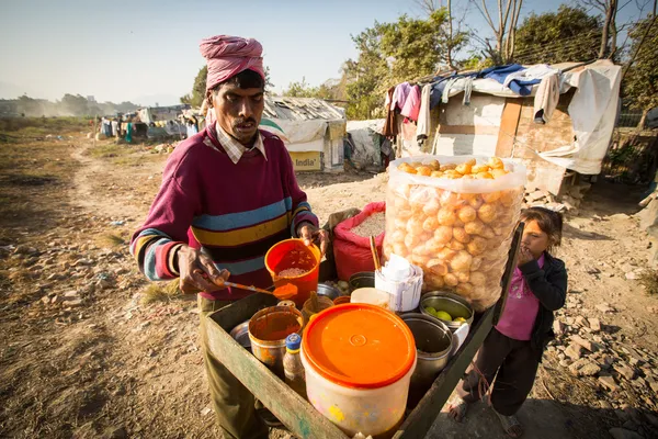 Arme Menschen in der Nähe ihrer Häuser in Slums in Tripureshwor — Stockfoto