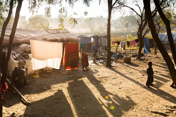 Arme Menschen in der Nähe ihrer Häuser in Slums in Tripureshwor — Stockfoto