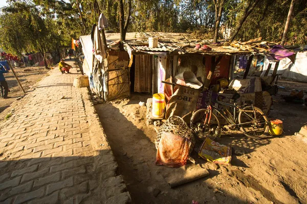 Бідні люди біля своїх будинків в трущобах в tripureshwor — стокове фото