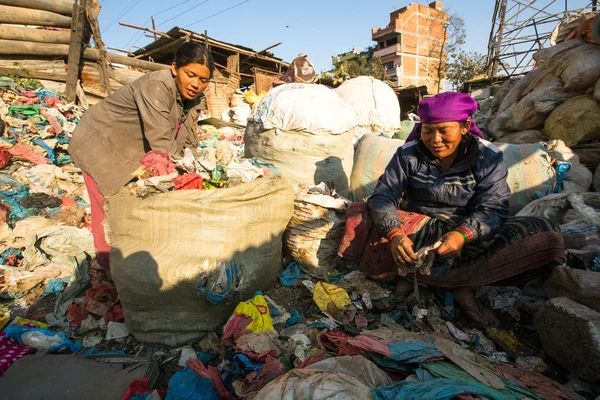 Mensen uit armere gebieden werken bij het sorteren van plastic op de dump — Stockfoto