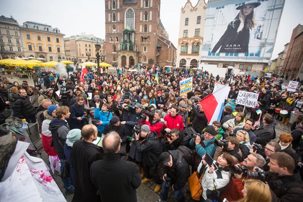 Unbekannte Teilnehmer bei Demonstration auf Hauptplatz — Stockfoto