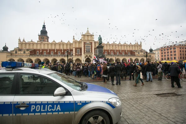 Participants non identifiés lors d'une manifestation sur la place principale — Photo