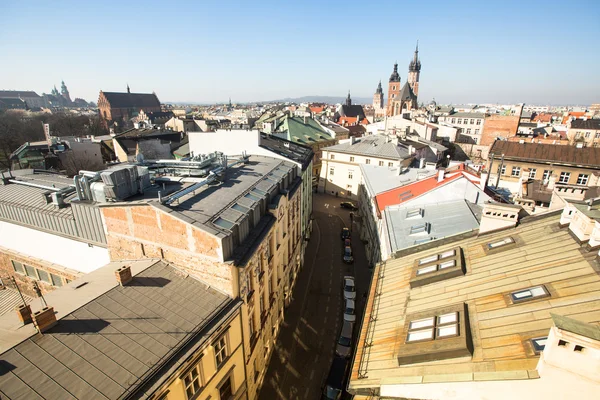 Top Vista de los tejados del casco antiguo en el centro de Cracovia — Foto de Stock