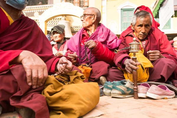 Peregrinos budistas perto de stupa Boudhanath no Nepal — Fotografia de Stock