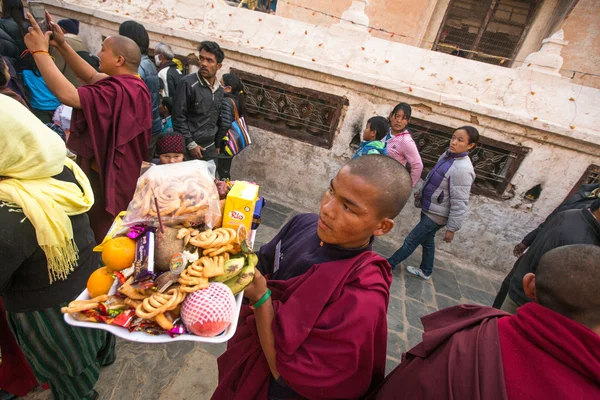 Peregrinos budistas perto de stupa Boudhanath no Nepal — Fotografia de Stock