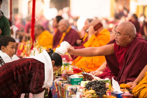 Buddhistiska munkar nära stupa boudhanath i nepal — Stockfoto