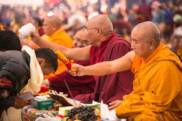 Buddhističtí mniši poblíž boudhanath stupa v Nepálu — Stock fotografie