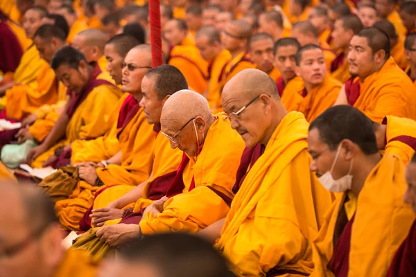 Buddhist monks near stupa Boudhanath in Nepal — Stock Photo, Image