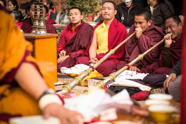 Buddhistiska munkar nära stupa boudhanath i nepal — Stockfoto
