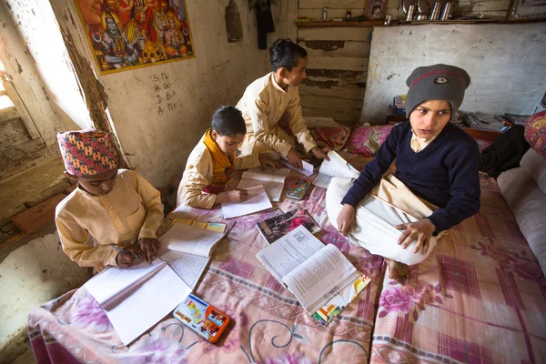 Dzieci odrabiania lekcji w szkole nepal — Zdjęcie stockowe