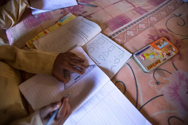 在尼泊尔学校里做作业的孩子 — 图库照片