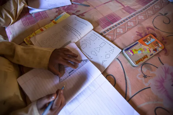 Niños haciendo deberes en la escuela de Nepal — Foto de Stock