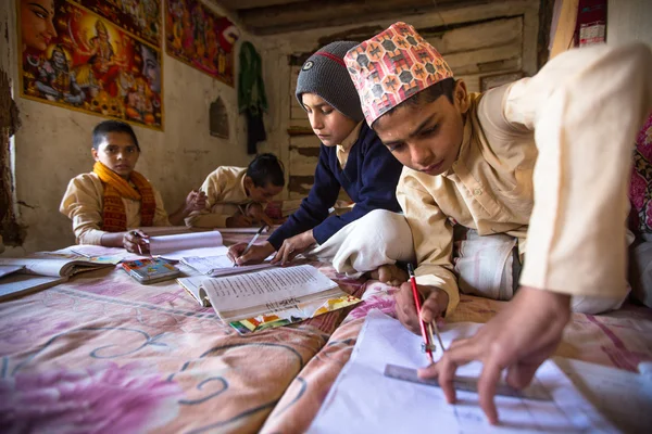 ネパールの学校の宿題をやっている子供 — ストック写真