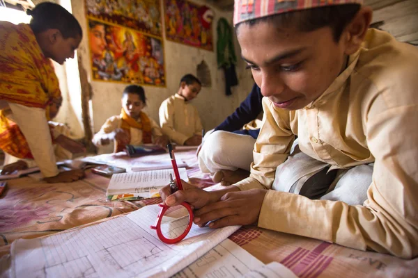 在尼泊尔学校里做作业的孩子 — 图库照片
