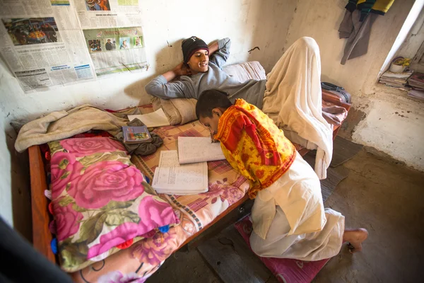 Niños haciendo deberes en la escuela de Nepal — Foto de Stock