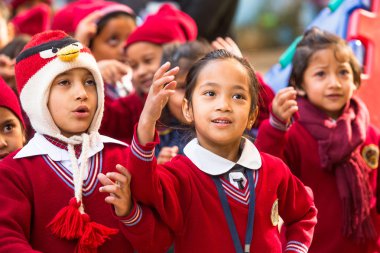 nepal okulda ders.