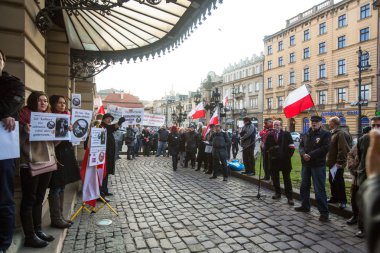 Krakow, Polonya - mar 9, 2014: kimliği belirsiz katılımcıları karşı Kırım ' Rus askerlerinin getirerek cracow opera yakınındaki protesto sırasında. Posterler: Ukrayna putin ve putin - hırsız.
