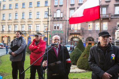 Krakow, Polonya - mar 9, 2014: kimliği belirsiz katılımcıları karşı Kırım ' Rus askerlerinin getirerek cracow opera yakınındaki protesto sırasında. Posterler: Ukrayna putin ve putin - hırsız.