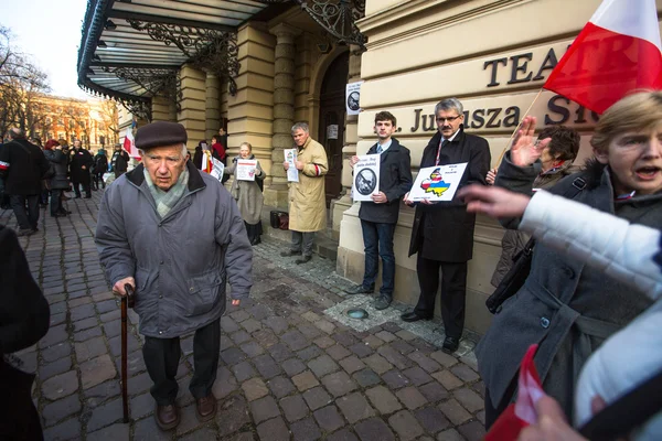克拉科夫 Mar 2014年 不明的参与者在克拉科夫歌剧 反对使俄罗斯军队在克里米亚半岛附近的抗议活动 而普京 乌克兰小偷 — 图库照片