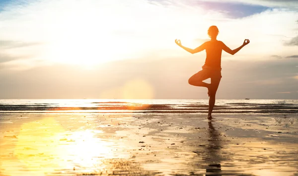 Silhouette einer Frau, die Yoga praktiziert — Stockfoto