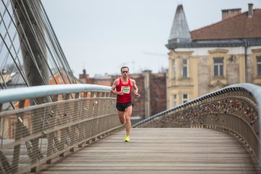 krakow uluslararası maraton sırasında katılımcılar