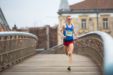 krakow uluslararası maraton sırasında katılımcılar