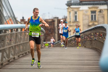 krakow uluslararası maraton sırasında katılımcılar