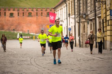 krakow uluslararası maraton sırasında katılımcılar