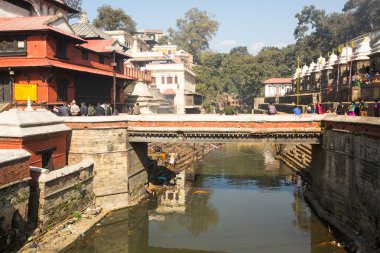 Kathmandu ölü yakma töreni sırasında insanlar