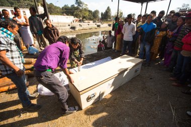 Kathmandu ölü yakma töreni sırasında insanlar
