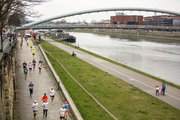 Deelnemers tijdens de marathon van Krakau — Stockfoto