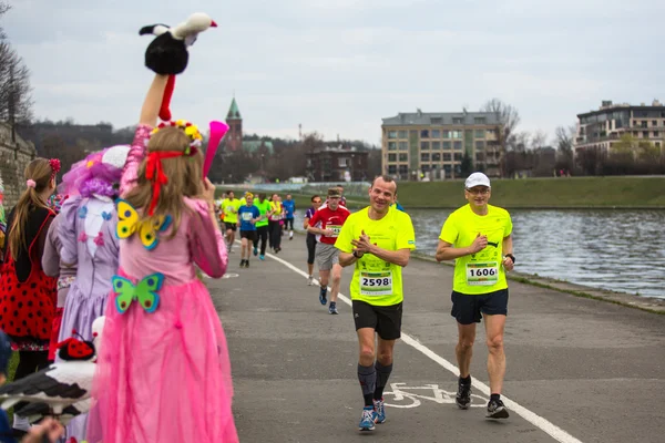 Deelnemers tijdens de marathon van Krakau — Stockfoto