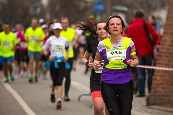 Účastníci během mezinárodní maraton Krakov — Stock fotografie