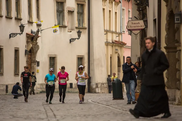 Deelnemers tijdens de marathon van Krakau — Stockfoto