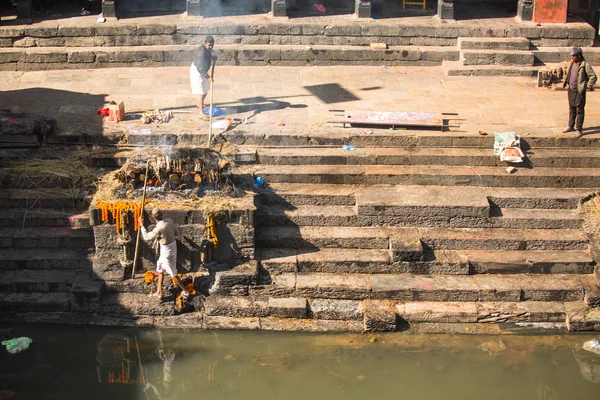 Mensen tijdens de ceremonie crematie in kathmandu — Stockfoto