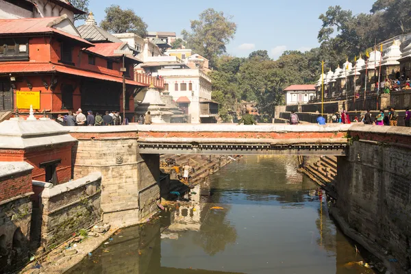 Kathmandu ölü yakma töreni sırasında insanlar — Stok fotoğraf