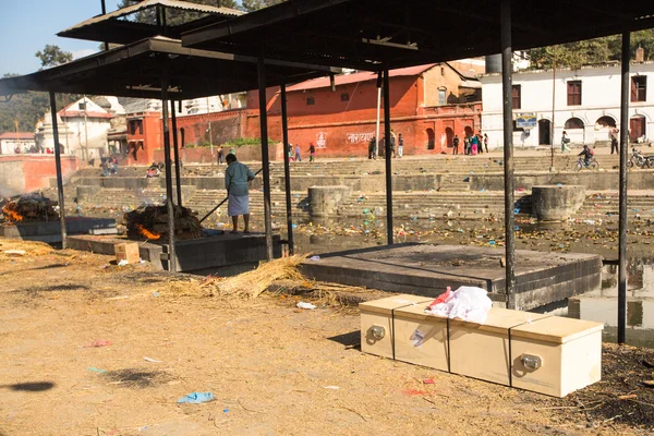 Kathmandu ölü yakma töreni sırasında insanlar — Stok fotoğraf