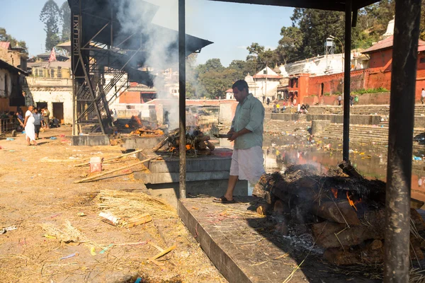 Personnes lors de la cérémonie d'incinération à Katmandou — Photo