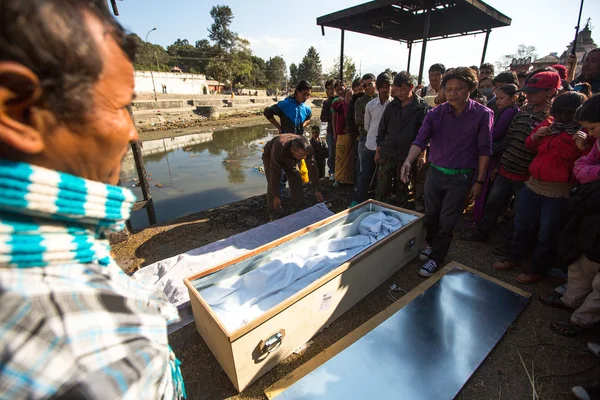 Lidé během ceremonie kremace v Káthmándú — Stock fotografie