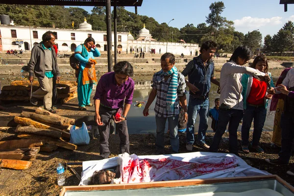 Ludzie podczas ceremonii kremacji w kathmandu — Zdjęcie stockowe
