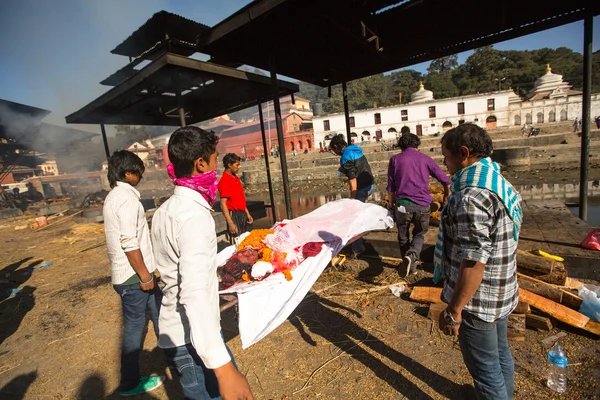 Kathmandu ölü yakma töreni sırasında insanlar — Stok fotoğraf