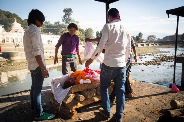 Människor under kremering ceremonin i kathmandu — Stockfoto