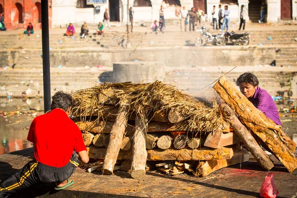 Menschen während der Einäscherungszeremonie in Kathmandu — Stockfoto