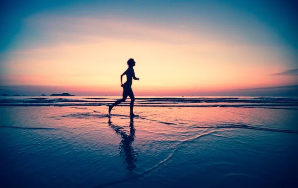 Mujer trotadora en la playa — Foto de Stock