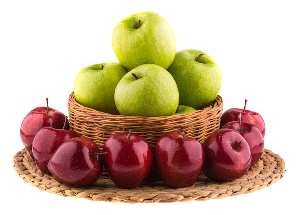 Äpfel im Weidenkorb — Stockfoto