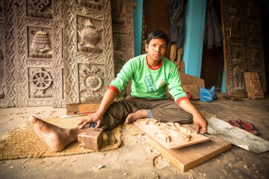 Nepal adam atölyesinde çalışan