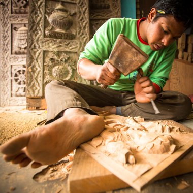 Nepal adam atölyesinde çalışan