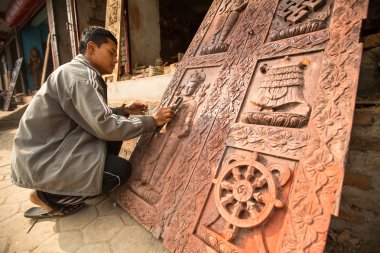 atölyede çalışan Nepal adam